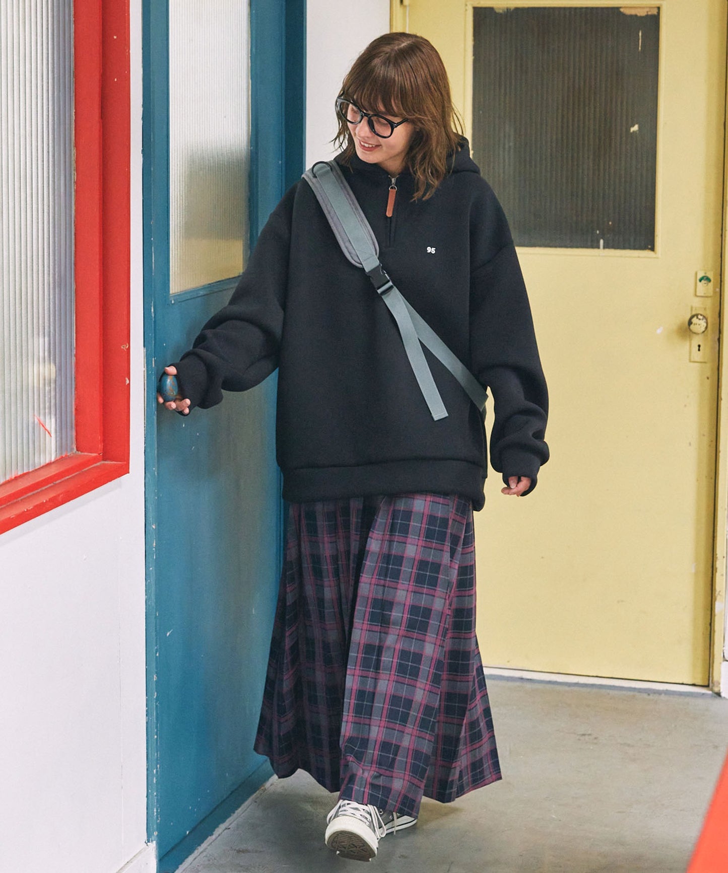 MONO-MART LADY'S 立體剪裁寬版數字刺繡半拉鍊連帽大學T