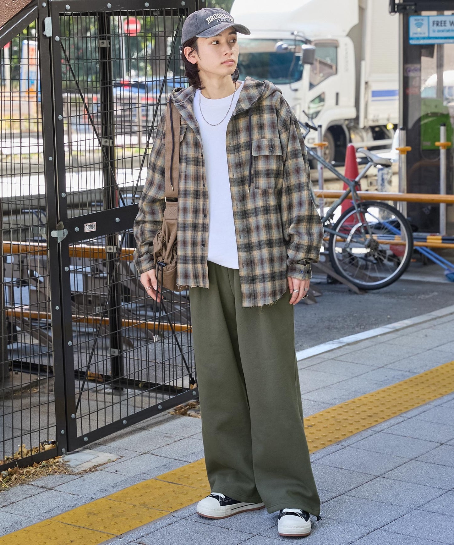 MONO-MART 打褶寬版抽繩直筒休閒褲