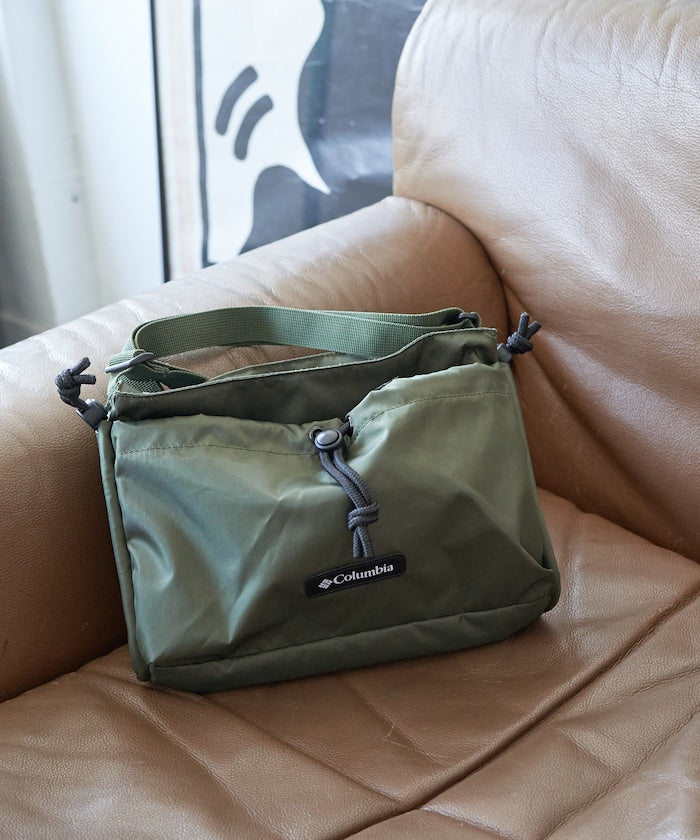 Columbia JUMP CREEK 斜背束口包