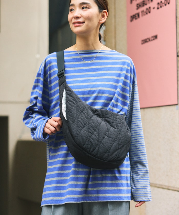 WEEKEND(ER)×FREAK'S STORE 獨家設計半月絎縫斜背包