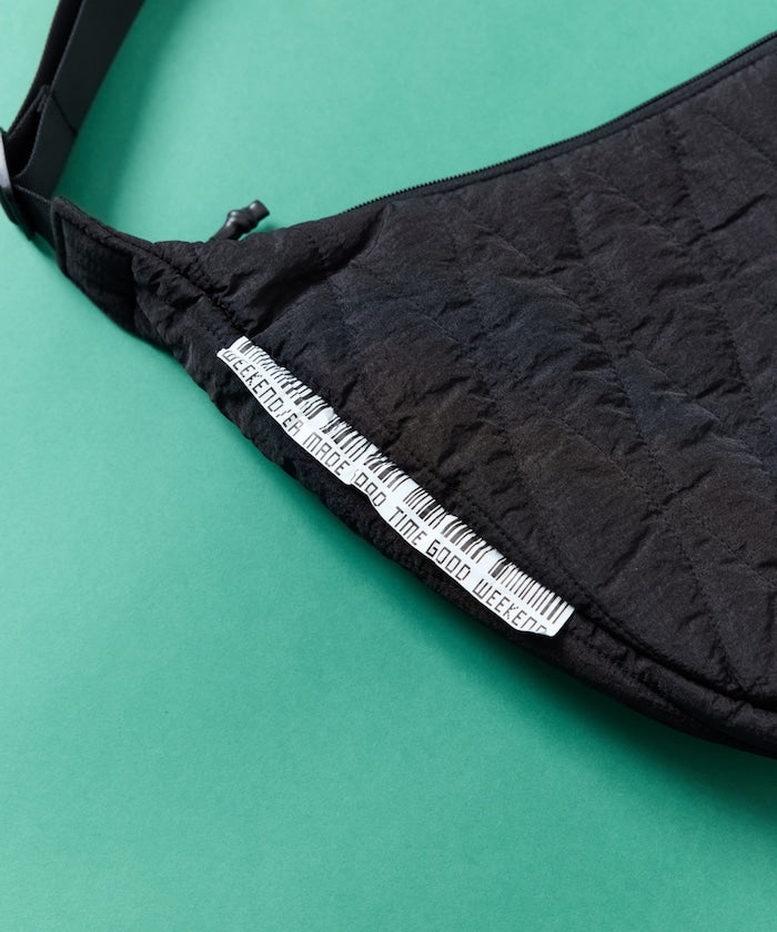 WEEKEND(ER)×FREAK'S STORE 獨家設計半月絎縫斜背包