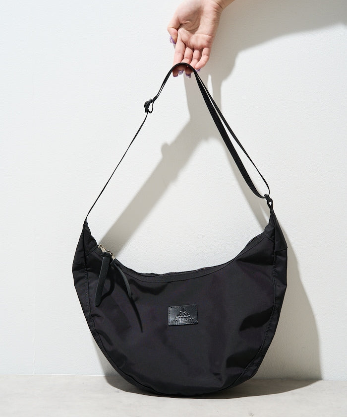 GREGORY LAUGHING L 皮革LOGO 斜背包【預約商品 | 2025/11上旬出貨】