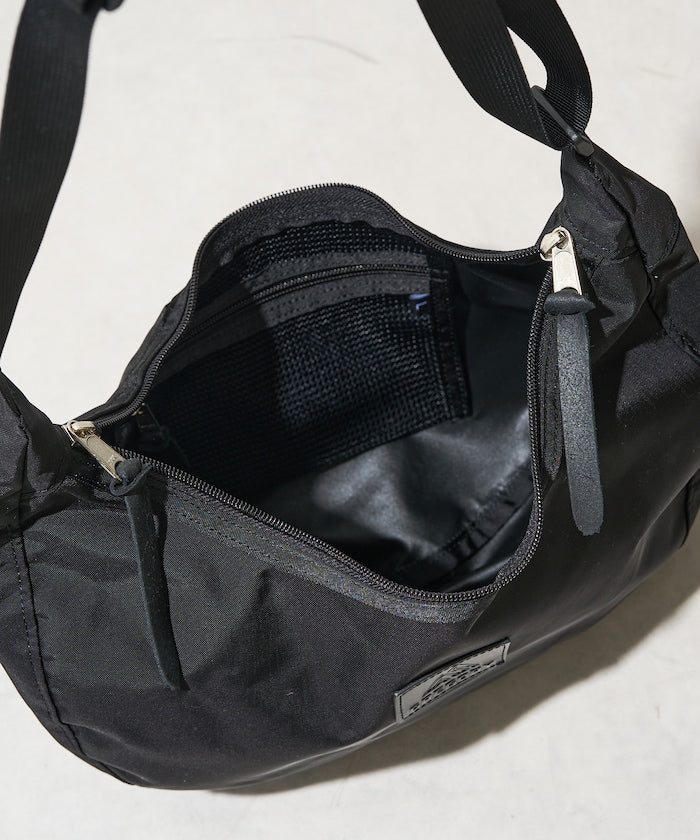 GREGORY LAUGHING L 皮革LOGO 斜背包【預約商品 | 2025/11上旬出貨】