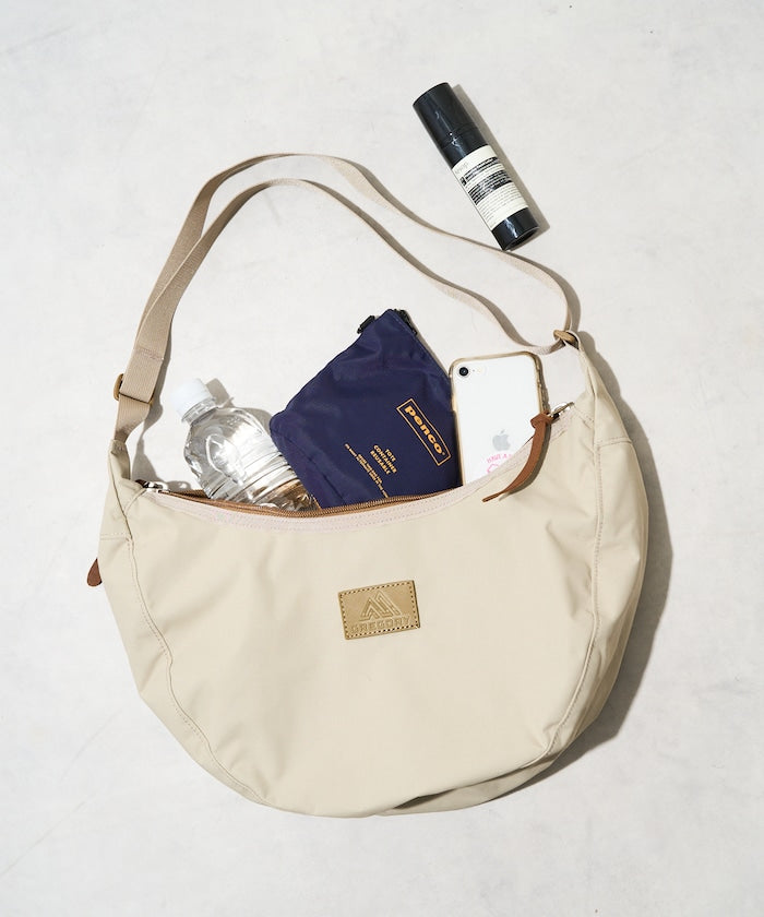 GREGORY LAUGHING L 皮革LOGO 斜背包【預約商品 | 2025/11上旬出貨】