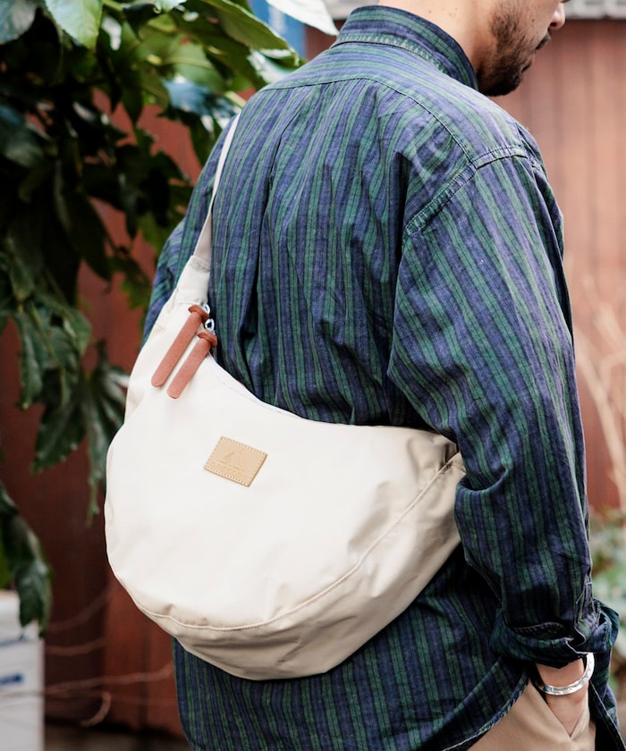 GREGORY LAUGHING L 皮革LOGO 斜背包【預約商品 | 2025/11上旬出貨】