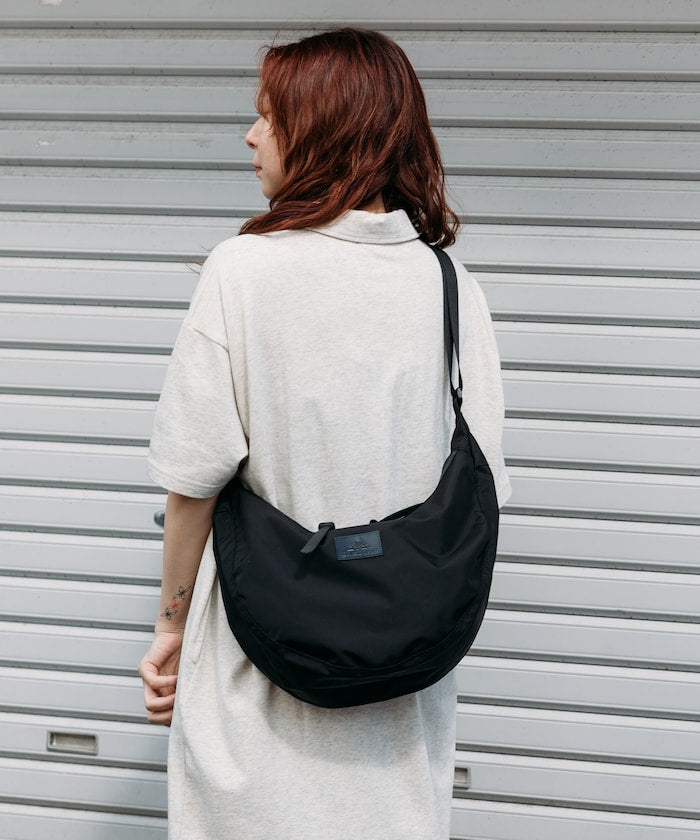 GREGORY LAUGHING L 皮革LOGO 斜背包【預約商品 | 2025/11上旬出貨】