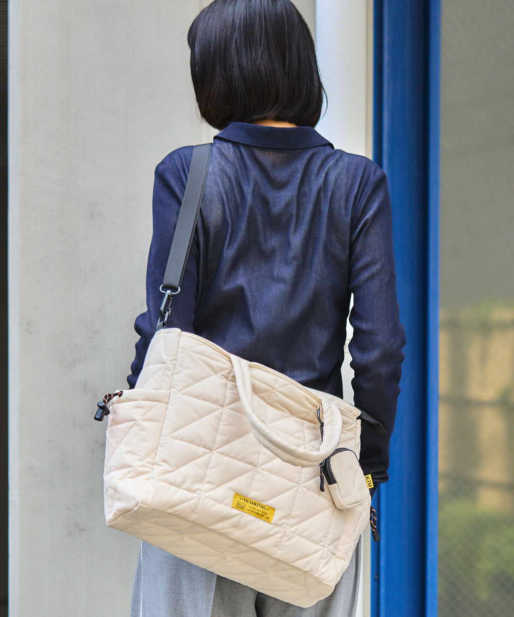 KiU 絎縫防潑水大容量手提肩背包 K477