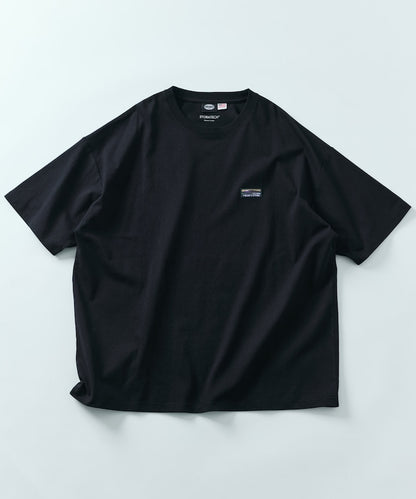 FREAK'S STORE STRATECH 寬版簡約 Logo 圓領 T 恤短袖上衣