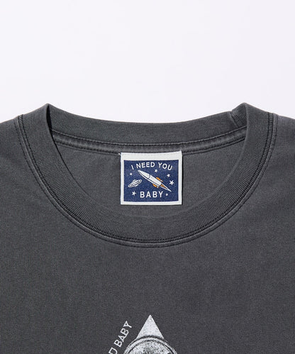 I Need You Baby アイニーヂューベイべー PARALLEL WORLD ODYSSEY Triangle Logo TEE 印花短袖T恤